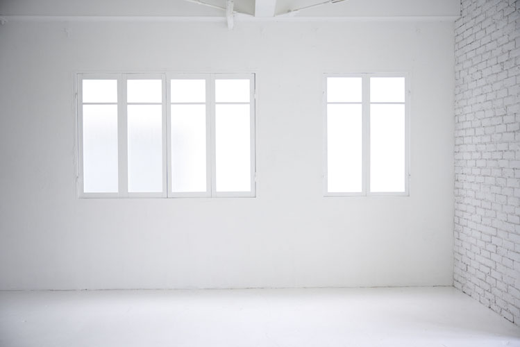 白壁白床と窓